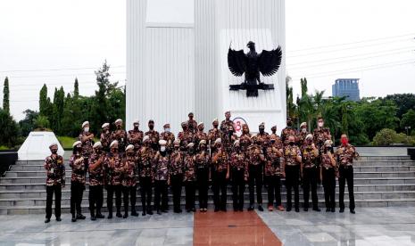 Pengurus Keluarga Besar Forum Komunikasi Putra Putri Purnawirawan dan Putra Putri TNI-Polri (KB FKPPI) melakukan tabur bunga di Taman Makam Pahlawan (TMP) Kalibata.