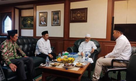 Pengurus Lembaga Pendidikan Ma’arif Nahdlatul Ulama Pengurus Besar Nahdlatul Ulama (LP Ma’arif NU PBNU) saat bertemu  Menteri Pendidikan, Kebudayaan, Riset dan Teknologi, Nadiem Anwar Makarim.