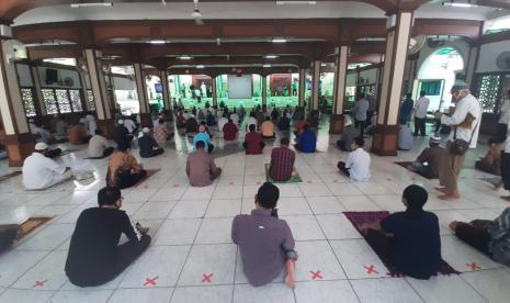 5.000 Jamaah Bakal Shalat Idul Adha di Masjid Sunda Kelapa. Foto ilustrasi: Pengurus Masjid Agung Sunda Kelapa, Menteng, Jakarta Pusat, memberlakukan protokol kesehatan pencegahan Covid-19 saat pelaksanaan shalat Jumat pada hari ini (5/6). 