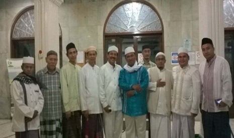 Pengurus Masjid Baiturrahman, Pondok Labu, Jakarta Selatan, bersama  para pengisi acara tausiyah, zikir, muhasabah dan doa akhir tahun 2015.