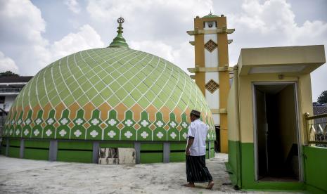 Pengurus masjid beraktivitas di area Masjid Mungsolkanas di Kota Bandung.