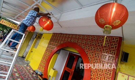 Pengurus Masjid memasang pernak-pernik di Masjid Lautze 2, Bandung, Jawa Barat, Rabu (16/5). Pemasangan pernak-pernik serta lampion tersebut dalam rangka menyambut Bulan Suci Ramadan 1439 H yang ditetapkan pemerintah pada Kamis (17/5). 