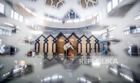 Pengurus masjid membersihkan Masjid Agung Baitul Faidzin pada waktu jam ibadah shalat Jumat di Cibinong, Bogor, Jawa Barat.