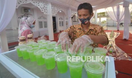 Pengurus masjid menyiapkan takjil di halaman Masjid Al-Hakim, Padang, Sumatera Barat, Kamis (15/4/2021). Masjid Al-Hakim yang merupakan ikon wisata halal di kota itu menyediakan sebanyak 150 paket buka puasa setiap hari selama bulan Ramadhan.