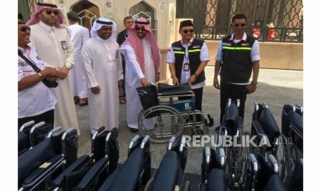 Pengurus Masjid Nabawi menyerahkan bantuan 15 kursi roda kepada Petugas Penyelenggara Ibadah Haji (PPIH) Arab Saudi. Bantuan itu di serahkan Asisten Wakil Sekretaris untuk Layanan Kemanusiaan, Sukarelawan dan Kemanusiaan Masjid Nabawi Naif Mus ih A Mutairi kepada Kepala Daerah Kerja (Kadaker) Madinah Zaenal Muttaqin di pelataran Masjid Nabawi, Rabu (14/6/2023).