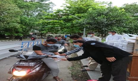 UMS Bagikan Takjil dengan Sistem Lantatur. Pengurus Masjid Sudalmiyah Rais, kampus Universitas Muhammadiyah Surakarta (UMS) membagikan takjil buka puasa menggunakan sistem layanan tanpa turun (lantatur) atau drive thru pada Ramadhan tahun ini.