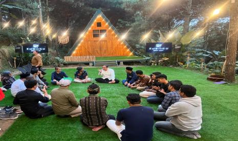 Pengurus Masyarakat Ekonomi Syariah (MES) melakukan kunjungan ke Pesan_Trend, pesantren dan Islamic Center yang mengusung prinsip sustainability, yang dikelola oleh Ustaz Hanan Attaki. Silaturahmi ini berlangsung Sabtu (26/08/2023) sore.