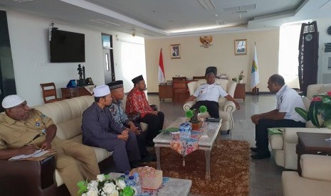 Ahmad Nausrau (berkopiah) bersama pengurus MUI bertemu dengan Bupati Manokwari, Demas P Mandacan, dalam sebuah kesempatan.