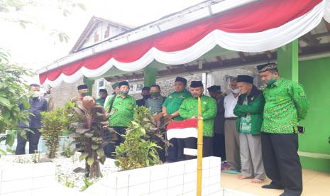 Pandemi tak Surutkan Program Kaderisasi Ulama. Foto: Pengurus organisasi Persatuan Ummat Islam (PUI) melakukan ziarah ke makam ulama dan pejuang anggota BPUPKI KH Ahmad Sanusi di Gunungpuyuh, Kota Sukabumi, Ahad (23/8).