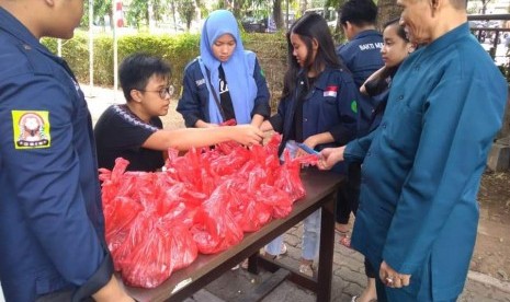 Pengurus OSIS Sekolah Bakti Mulya 400 ikut dilibatkan dalam kegiatan penyembelihan hewan kurban dan distribusi daging kurban kepada masyarakat.  