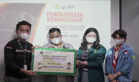 Pengurus OSIS SMP dan SMA Bakti Mulya (BM) 400 menyerahkan dana bantuan untuk korban erupsi Semeru kepada ACT, Rabu (5/1).