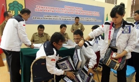 Pengurus Partai Buruh saat mendaftarkan partainya di Kementerian Hukum & HAM, Jakarta.