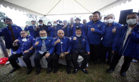 Pengurus Partai Demokrat versi Kongres Luar Biasa (KLB) berfoto bersama usai melakukan konferensi pers di kawasan Wisma Atlet Hambalang, Kabupaten Bogor, Jawa Barat, Kamis (25/3/2021). Dalam konferensi pers tersebut dibahas tentang situasi terkini Partai Demokrat versi KLB. 