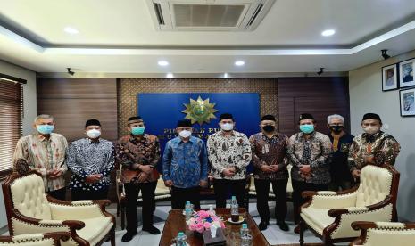 Pengurus Partai Ummat bertandang ke Kantor PP Muhammadiyah di Jalan Cik Di Tiro Yogyakarta, Jumat (20/5/2022).   Ketua Umum PP Muhammadiyah menemui secara langsung rombongan yang dipimpin Ketua Umum DPP Partai Ummat, Ridho Rahmadi tersebut.