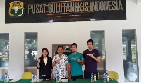 Pengurus PBSI, Susy Susanti dan Achmad Budiharto bersama ganda putra Indonesia, Hendra Setiawan/Mohammad Ahsan, dalam konferensi pers jelang keberangkatan menuju turnamen All England 2020. Konferensi pers ini berlangsung di Pelatnas Cipayung, Jakarta Timur, Kamis (5/3).(Republika/Frederikus Bata)