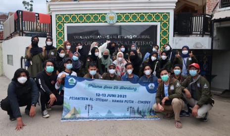 Pengurus Perhimpunan Remaja Masjid Al-Hidayah  (Prisma) Perumahan Purnawirawan Kopassus Depok berkunjung ke Pesantren Al-Ittifaq Bandung.