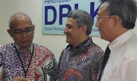 Pengurus Perkumpulan DPLK berbincang seusai peresmian kantor P-DPLK di Jakarta, Kamis (18/8/2016). 