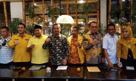 Pengurus pleno Partai Golkar menyampaikan mosi tak percaya terhadap Ketua Umum Partai Golkar, Airlangga Hartanto di Batik Kuring, Sudirman, Jakarta, Jumat (30/8).