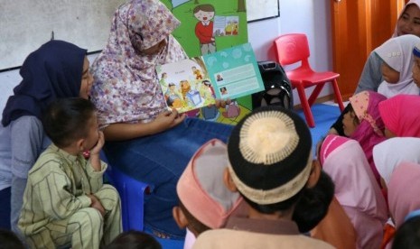 Pengurus PUAD Master Depok bercerita di hadapan anak muridnya.