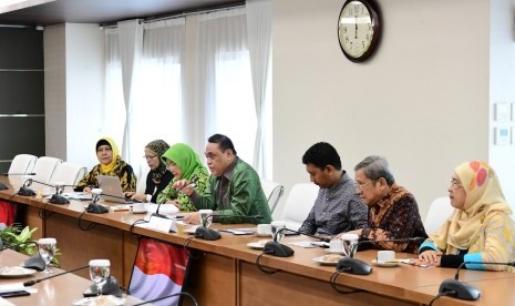 Pengurus Pusat Dewan Masjid Indonesia (DMI) yang dipimpin Wakil Ketua Umum Haji Syafruddin mengadakan audiensi dengan Menteri Koordinator Pembangunan Manusia dan Kebudayaan Puan Maharani di Kantor Kemenko PMK, Senin (25/2).