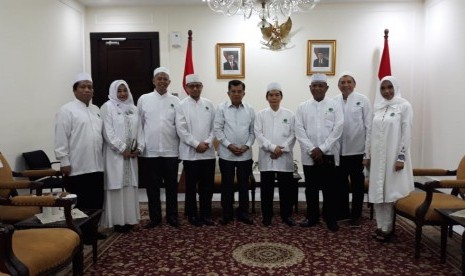 Pengurus Pusat Ikatan Persaudaraan Haji Indonesia (PP IPHI), dipimpin ketuanya, Ismed Hasan Putro, diterima oleh Wakil Presiden, Jusuf Kalla di ruang kerjanya, Jakarta, Jumat (8/3).