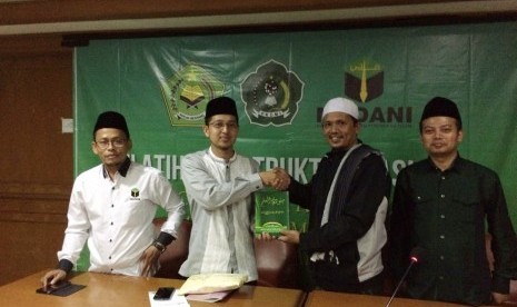  Direktur Eksekutif IHM KH. M Muhammad Yusron Ash-Shidqi. Lc, MA (kedua dari kiri). Gus Yusron mengungkapkan jika dikaitkan dengan Pendidikan SKB 3 Menteri, bisa menghilangkan semangat keagamaan di dalam perundang-undangan tentang pendidikan. Bahkan SKB 3 Menteri ini tidak mencerminkan pendidikan.