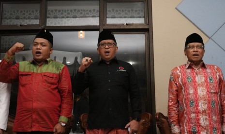 Pengurus Pusat Partai Demokrasi Indonesia Perjungan (PDIP) melakukan kunjungan ke Pesantren Luhur Al-Tsaqafah, Ciganjur, Jakarta, Selasa (9/10).