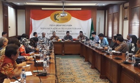 Pengurus Pusat Perkumpulan Pengusaha dan Profesional Nahdliyin (P2N) menggelar acara FGD bertema Meningkatkan Kesejahteraan dan Pemerataan Melalui Konektivitas Infrastruktur di Kantor PBNU, Jakarta Pusat, Jumat (12/7)