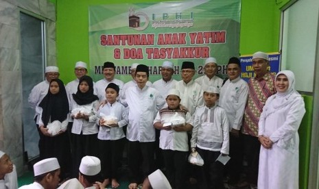 Pengurus Pusat (PP) Ikatan Persaudaraan Haji Indonesia (IPHI) memberikan santunan kepada anak-anak yatim sebagai tandan syukur memperingati hari lahir yang ke-29.