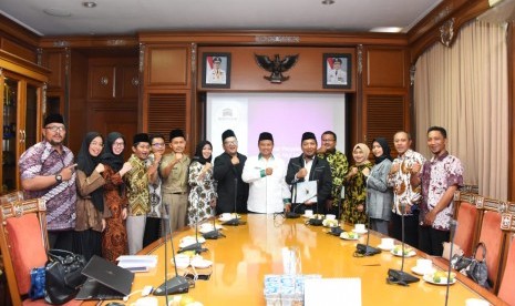 Sapuhi Jabar Gelar Pameran Umrah Juara. Pengurus Sapuhi Jabar saat audiensi dengan Wakil Gubernur Jawa Barat UU Ruzhanul Ulum.