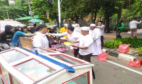 Pengurus Satkar Ulama Indonesia DPD Jakarta Selatan melaksanakan kegiatan berbagi keberkahan kepada anak yatim dan dhuafa.  