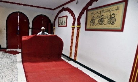  Pengurus sedang merapikan karpet di Masjid Lautze, Jakarta, Senin (30/6).