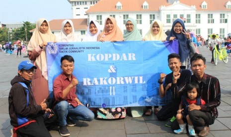 Pengurus Taklim Jurnalistik  (Taktik) dan penulis blog Dapurpena berfoto di Kota Tua, Jakarta. 