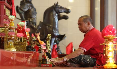 Pengurus vihara membersihkan patung-patung dewa dan dewi di Vihara Dharma Bhakti, Banda Aceh, Aceh, Kamis (27/1/2022). Kegiatan membersihkan perlengkapan ibadah dan patung-patung dewa dan dewi itu dilakukan untuk persiapan menyambut perayaan pergantian tahun baru China (imlek) 2573 pada Selasa,1 Februari 2022. Yayasan Hakka: Warga Keturunan China di Aceh Nyaman dengan Syariat Islam