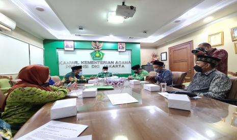 Pengurus Wilayah Asosiasi Pesantren NU DKI Jakarta (PW Rabithah Ma`ahid Islamiyah/RMI-NU DKI Jakarta) mengadakan pertemuan dengan Kepala Kantor Kementerian Agama Provinsi DKI Jakarta, Dr  H Cecep Khairul Anwar  MA  di kantornya, Jakarta, Kamis(17/2)).