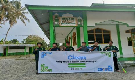 Pengurus Wilayah (PW) Pemuda Hidayatullah Sulawesi Tengah menggelar Bersih-Bersih Masjid (BBM) di Dusun Ova, Kelurahan Pantoloan, Kecamatan Tawaili, Kota Palu, Kamis  (31/3).