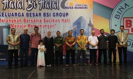 Pengurus Yayasan BSI dan Direktur BSI bersama dosen dan karyawan yang mendapatkan hadiah umrah.