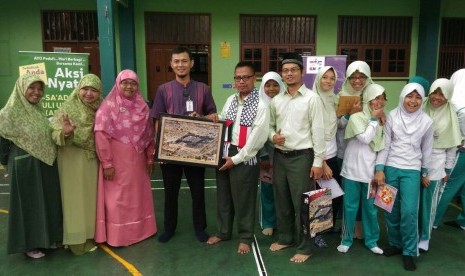 Pengurus Yayasan Islam As Sa’adah menyerahkan donasi kepada  Komite Nasional untuk Rakyat Palestina (KNRP) di Jakarta, belum lama ini.