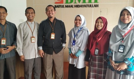 Pengurus Yayasan Niru Nabi berfoto bersama dengan direksi Laznas BMH.