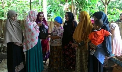 Pengurus Yayasan Pelangi Denpasar mengunjungi rumah warga di Dusun Pembuahan, Jembrana, Bali.