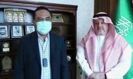 Pengurus Yayasan Rabithah Al-Alam Al-Islami dan Yayasan Wakaf Assalam, Komjen Pol Purn. Dr HC Drs H Syafruddin MSi bertemu dengan Duta Besar Kerajaan Arab Saudi untuk Indonesia Syekh Essam bin Abed Al-Thaqafi di Kedutaan Arab Saudi, Rabu (28/7). 