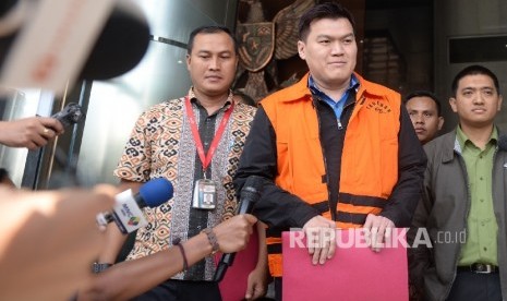 Pengusaha Andi Agustinus alias Andi Narogong menggunakan rompi tahanan keluar usai pemeriksaan di Gedung KPK, Jakarta, Jumat (24/3).