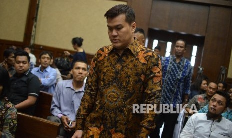 Pengusaha, Andi Agustinus atau Andi Narogong berjalan memasuki ruangan untuk menjadi saksi dalam sidang lanjutan dengan Terdakwa dugaan kasus korupsi KTP Elektronik, Irman dan Sugiharto di Pengadilan Tipikor, Senin (29/5).