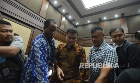 Pengusaha, Andi Agustinus atau Andi Narogong (tengah) berjalan memasuki ruangan untuk menjadi saksi dalam sidang lanjutan dengan Terdakwa dugaan kasus korupsi KTP Elektronik, Irman dan Sugiharto di Pengadilan Tipikor, Senin (29/5). 