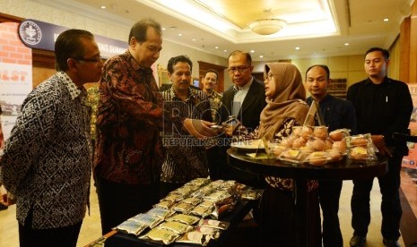  Pengusaha, Chairul Tanjung (kedua kiri) mencoba produk inovasi berupa biskuit yang berbahan baku ikan lele saat acara IPB Investment Summit dalam rangka dies natalis IPB Ke-52 di Hotel Sultan, Jakarta, Kamis (3/9).