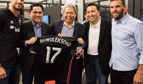 Pengusaha Erick Thohir bersama Kapten DC United Steve Birnbaum dan pelatih DC United Ben Olsen saat meresmikan pembangunan Stadion Audi Field