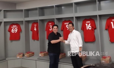 Pengusaha Erick Thohir didampingi pendiri sekaligus salah satu pemilik saham PT Persis Solo Saestu, Her Suprabu, saat meninjau Stadion Manahan, Solo, Sabtu (21/9).