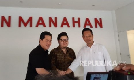 Pengusaha Erick Thohir didampingi pendiri sekaligus salah satu pemilik saham PT Persis Solo Saestu, Her Suprabu, saat meninjau Stadion Manahan, Solo, Sabtu (21/9).