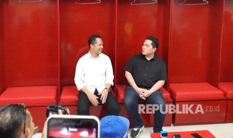 Pengusaha Erick Thohir didampingi pendiri sekaligus salah satu pemilik saham PT Persis Solo Saestu, Her Suprabu, saat meninjau Stadion Manahan, Solo, Sabtu (21/9).