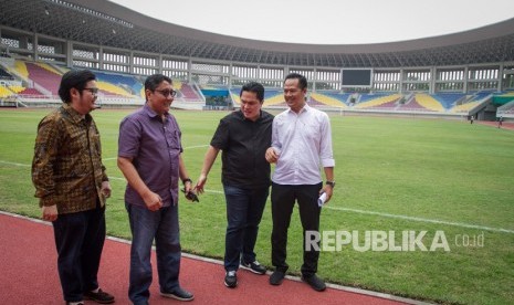 Pengusaha Kevin Nugroho (kiri) dalam kunjungan ke Stadion Manahan, Solo, Jawa Tengah, pada September 2019 lalu. Kevin disebut-sebut sebagai calon investor yang akan mengambil alih saham mayoritas PT Persis Solo Saestu (PSS), perusahaan pengelola klub Persis Solo.